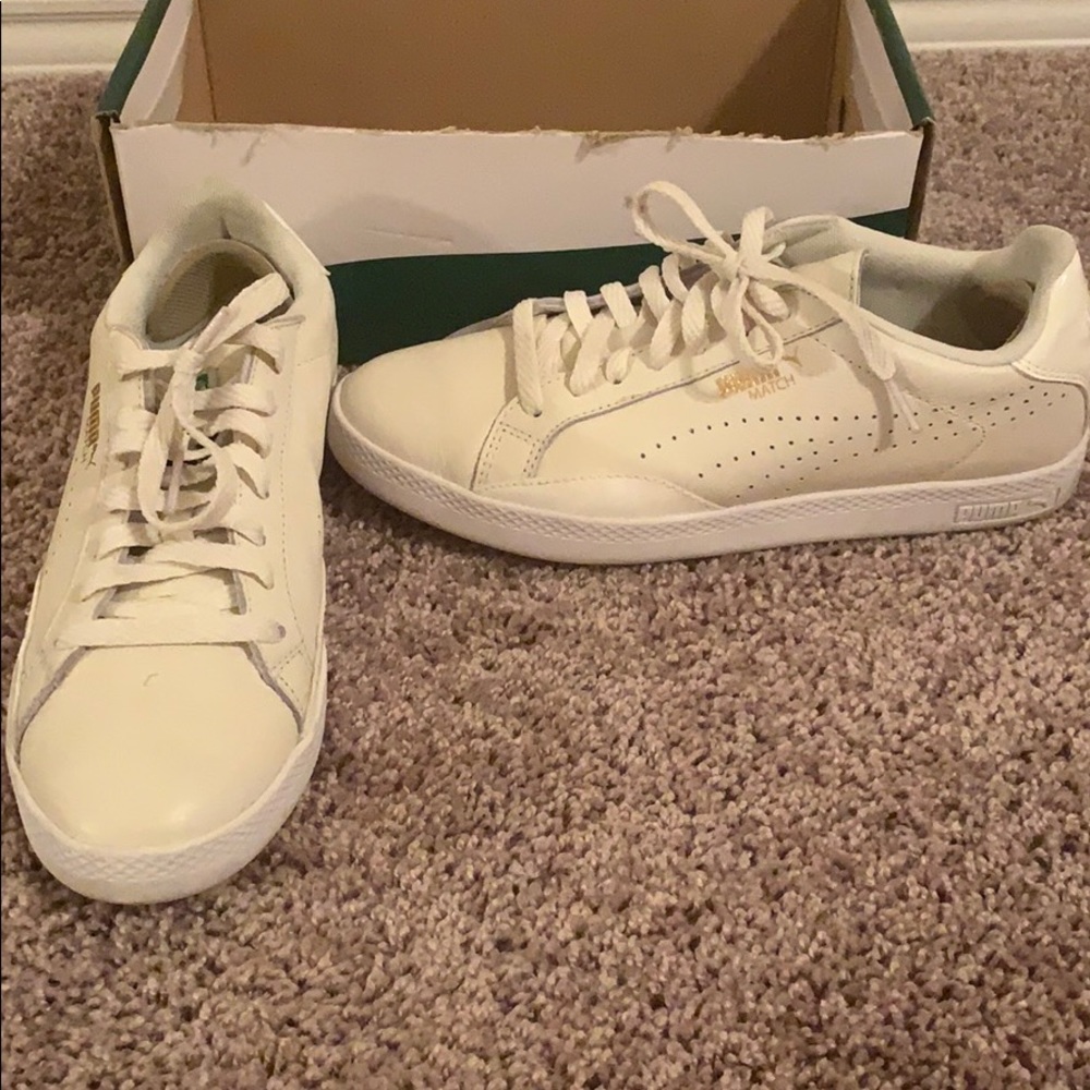 Tennis shoes
